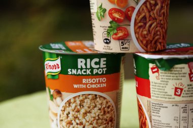 Birbirine istiflenmiş abur cubur kabı.