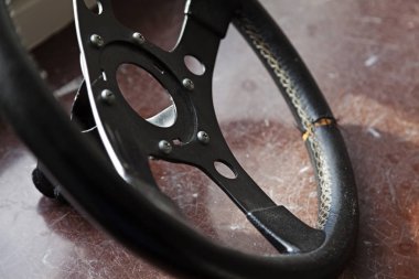 Bir tür araba için eski siyah bir direksiyon.