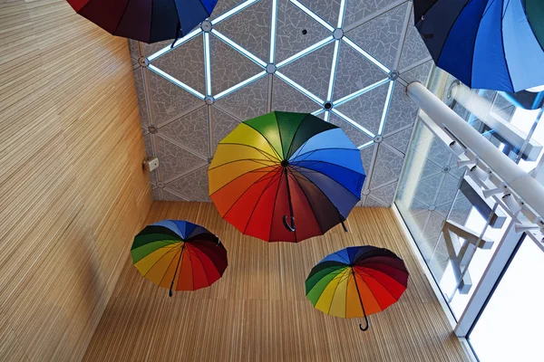 Onur Haftası boyunca gökkuşağı renkli şemsiyelerle alışveriş merkezine giriş — Stok fotoğraf