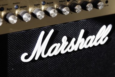 elektro gitar yükselticisi çok iyi ses verir.