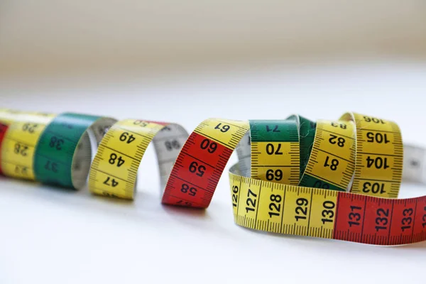 Мера ленты в различных цветах, которые вы используете при шитье — стоковое фото