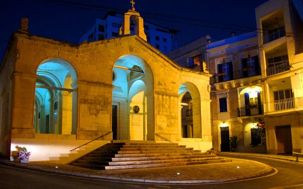 Μια Παλιά Εκκλησία Στη Μάλτα Φωτογραφήθηκε Νύχτα — Φωτογραφία Αρχείου