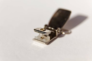 Diş tellerine kelepçe takılmış, küçük aç bir ağız gibi görünüyor.