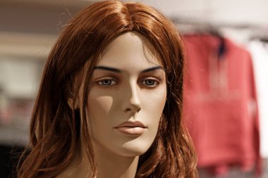 Umea, Norrland İsveç - 17 Nisan 2020: kızıl saçlı ve güzel yüzlü bir manken