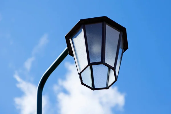 Farola Junto Cementerio Con Cielo Verano Haga — Foto de Stock