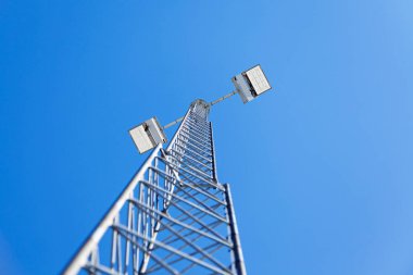 Mavi gökyüzüne karşı büyük ve yüksek projektörler