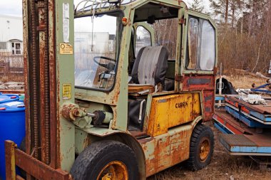 Umea, Norrland İsveç - 7 Mayıs 2020: endüstriyel bir bölgede eski paslı bir forklift