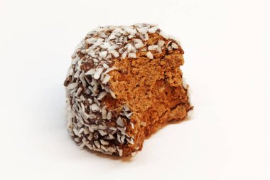 Birisinin yediği çikolata topu.