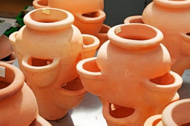 Birkaç farklı açılımı olan kilden orijinal saksılar.