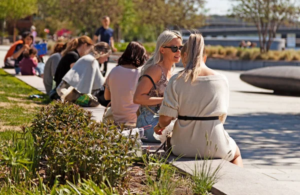 Umea, Norrland İsveç - 4 Haziran 2020: insanlar sıraya girip güneşin altında yemek yerler