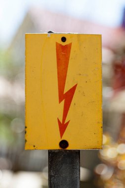 a small yellow sign with a red flash symbolizes strong current