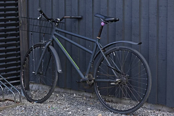 Umea Norrland Sweden May 2020 Black Bicycle Dark Outdoor Wall — Zdjęcie stockowe