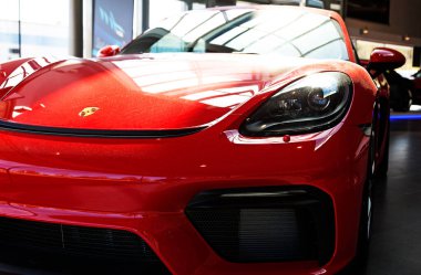 Umea, Norrland İsveç - 27 Mayıs 2020: ön tarafta kırmızı bir Porsche görüldü.