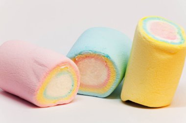 üç farklı renkte mashmallow