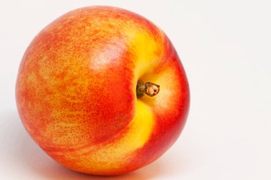 Beyaz arkaplanda bir nektarin