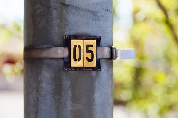 Numéro Cinq Sur Plateau Métallique Avec Bokeh Vert Arrière Plan — Photo