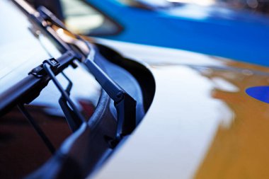 Arabanın ön camında silecek var.