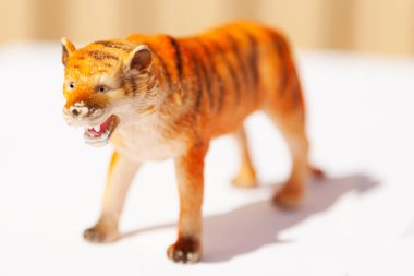 Saldırgan görünen plastik bir oyuncak kaplan.