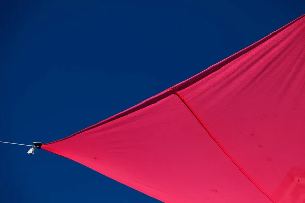 Red Fabric Stretched Sun Protection Pedestrians Street — Stock Photo, Image