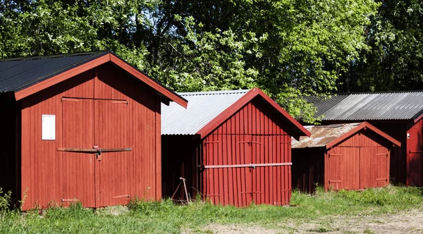 川のそばにある赤い小屋は — ストック写真