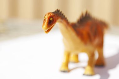 Talihsiz plastik oyuncak dinozor.