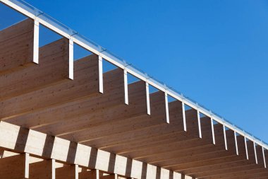 Umea, Norrland İsveç - 28 Haziran 2020: şehirdeki büyük otobüs durağına ait çatıdan ayrıntı