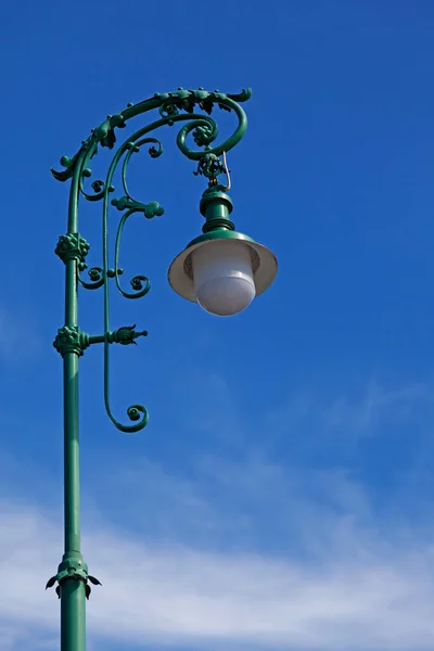 Poste Luz Verde Muito Bonito Com Muitos Ornamentos — Fotografia de Stock