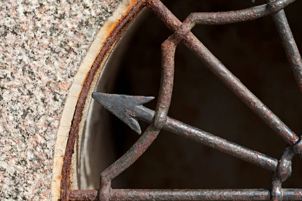 Détail Des Fenêtres Avec Des Flèches Fer Forgé Devant — Photo