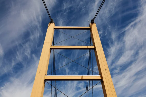 2020年8月1日 自転車や歩行者のための木の高い近代的な橋 — ストック写真