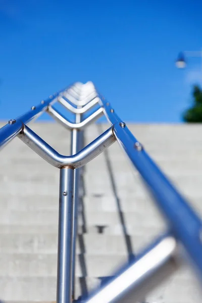 Metallgriff Für Eine Lange Treppe — Stockfoto