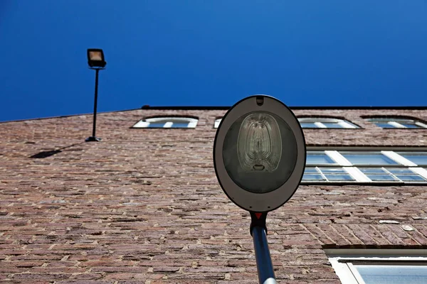 Iluminação Fachada Casa Tijolo Velho Com Céu Azul — Fotografia de Stock