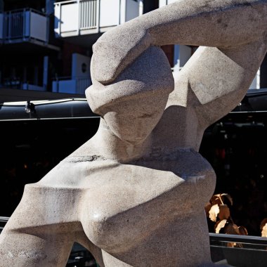 Skelleftea, Norrland İsveç - 29 Temmuz 2020: ünlü modern taş kadın heykeli