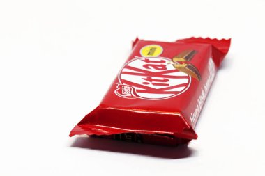 Skelleftea, Norrland İsveç - 2 Ağustos 2020: Beyaz arka planda kırmızı kağıtta çikolatalı pasta