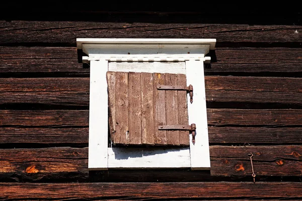 Okna Pokrytego Drewnianą Okiennicą Starym Domu — Zdjęcie stockowe