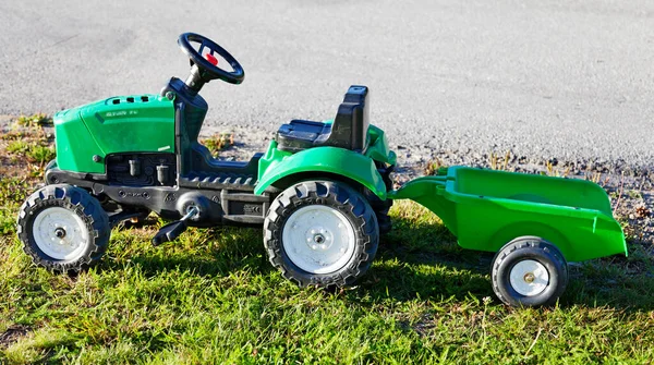 Umea Norrland Suecia Agosto 2020 Tractor Juguete Plástico Verde Con —  Fotos de Stock