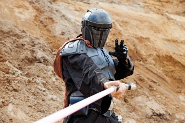 Umea, Norrland İsveç - 14 Ağustos 2020: Jedi ışın kılıcını kum çukurunda sallıyor