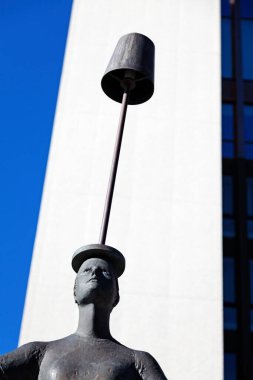 İskelet Çayı, Norrland İsveç - 3 Ağustos 2020: kafasında lamba dengeleyen kadın heykeli