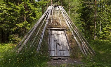 Ahşap ve yosundan yapılmış eski bir Sami binası.