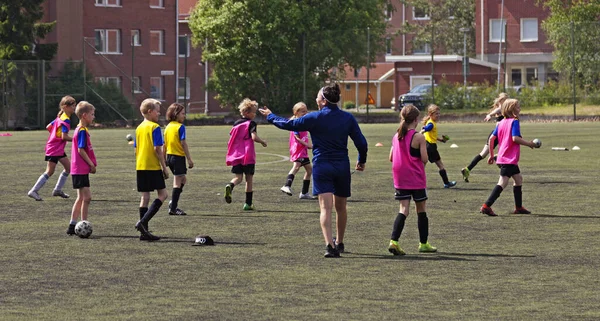 Umea, Norrland İsveç - 7 Haziran 2020: Çocuklar spor derslerinde futbol çalışırlar