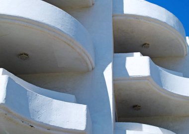 Bugibba, Malta - 12 Temmuz 2012: Otel binasına ait beyaz balkonlar                         