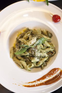 Lezzetli alfredo penne makarna yemeği