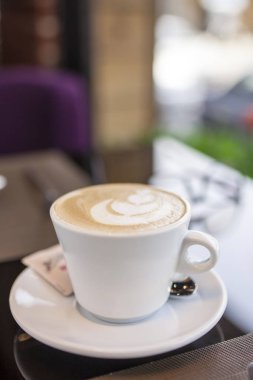 Krema ile tasarlanmış bir fincan kahve