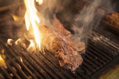 Ateşte ızgara et bir atış