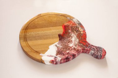 Kırmızı renkte bir daire ahşap doğrama tahtası