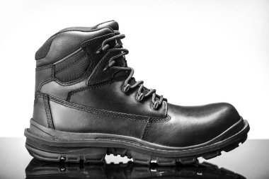 Erkek siyah şık deri çizme