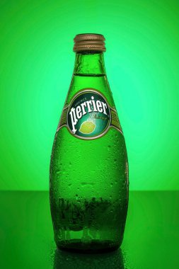 Soğuk limon Perrier küçük bir şişe