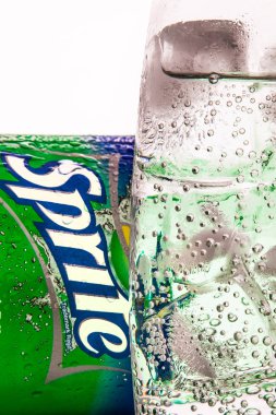 Yaz aylarında sprite soğuk buzlu cam
