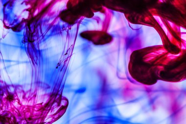 Suya düşen renk damlası inanılmaz şekiller yaratarak