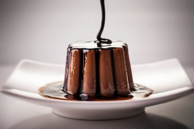 Beyaz plat sos ile nefis karamel krem