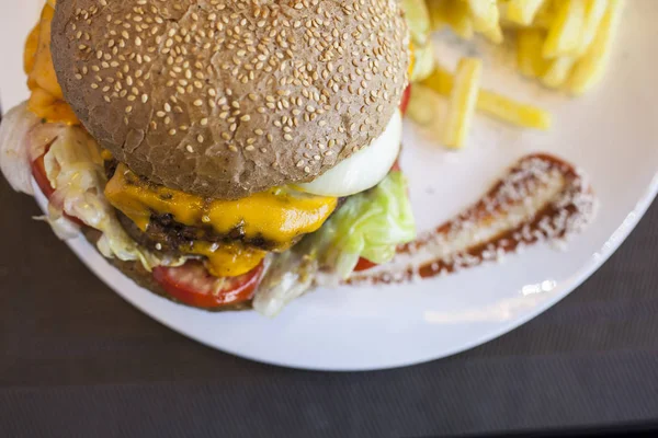 Hambúrguer Queijo Delicioso Suculento Com Batatas Fritas — Fotografia de Stock